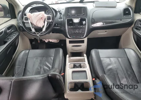 2015 Chrysler Town & Country Touring z USA, uszkodzony, nr VIN 2C4RC1BG9FR538953